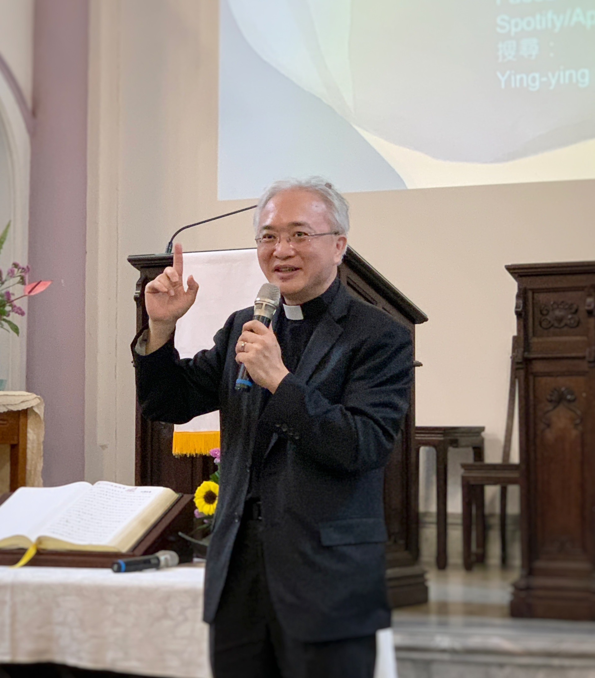 黃春生牧師祝福禱告。