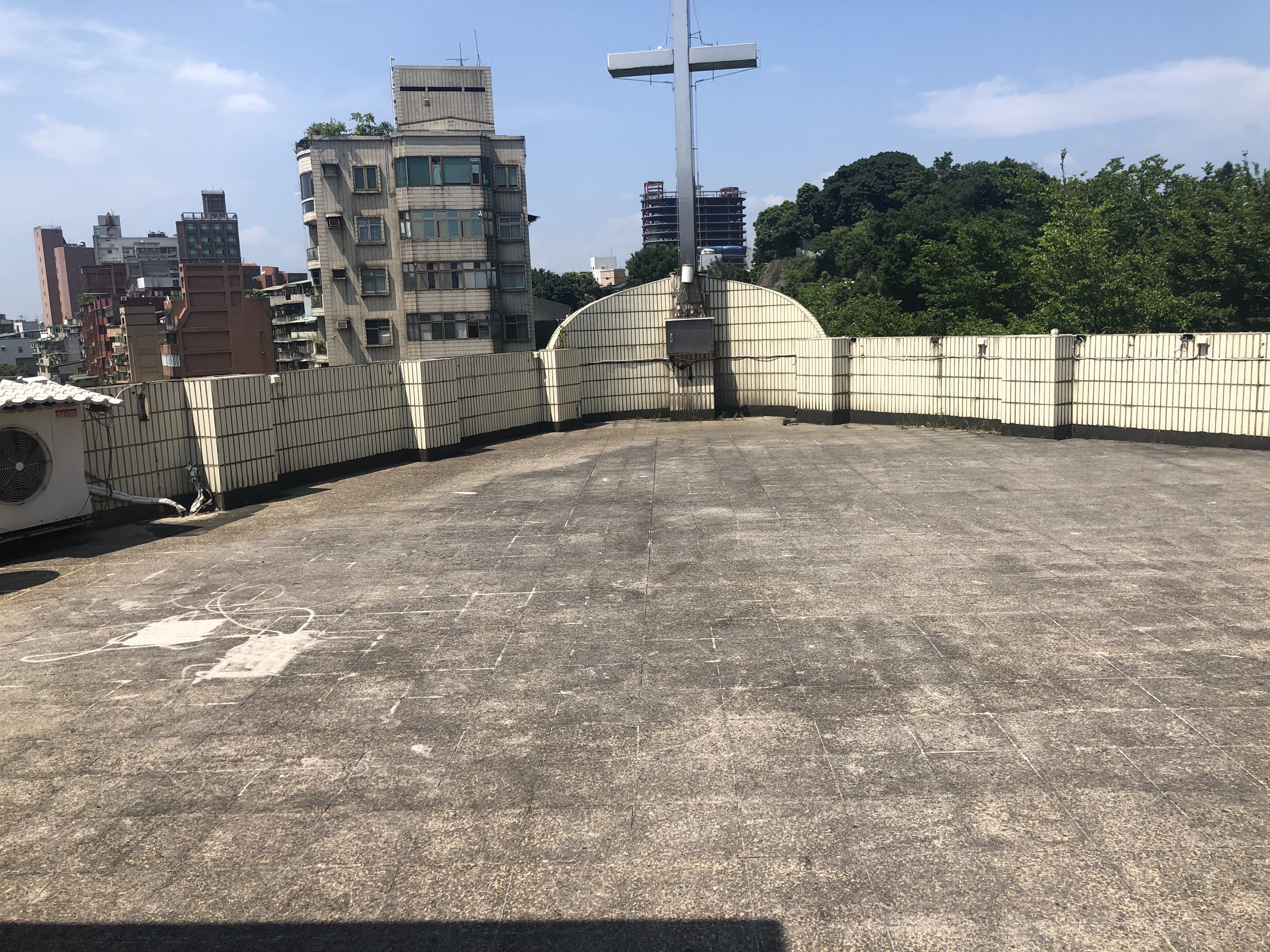 綠化前的屋頂（圖／台北市建築工程管理處