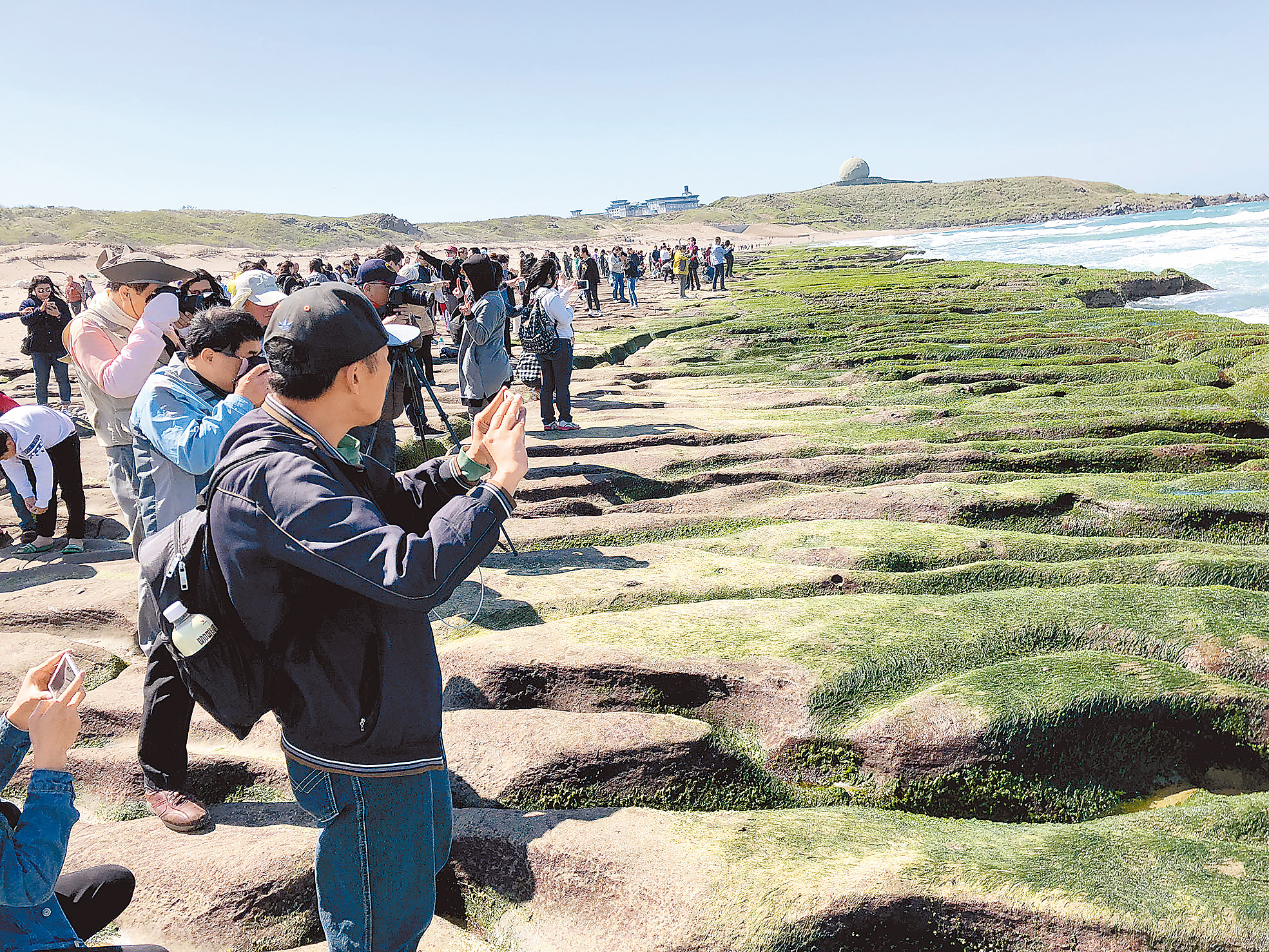 遊客拍攝老梅綠石槽。