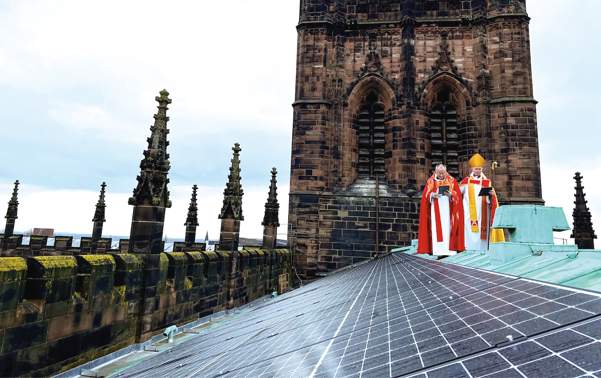 主教與主任牧師為太陽能板落成祝福。（圖/englishcathedrals.co.uk）