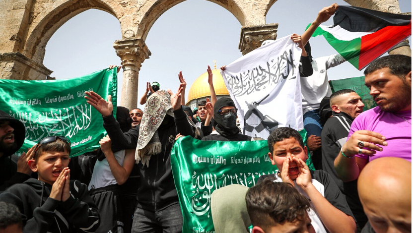 2023年4月7日（上週五），巴勒斯坦人在齋戒月期間在耶路撒冷舊城的阿克薩清真寺與聖殿山的祈禱會上進行抗議。」（照片來源：Jamal Awad/Flash90