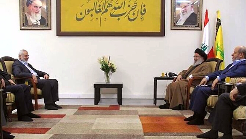 2023年4月9日，真主黨領導人哈桑．納斯魯拉（Hassan Nasrallah）（右後）會面哈馬斯領導人伊斯梅爾．哈尼亞（Ismail Haniyeh）（左後）與黎巴嫩貝魯特的恐怖組織。（推特截圖；根據版權法第27a條例使用）