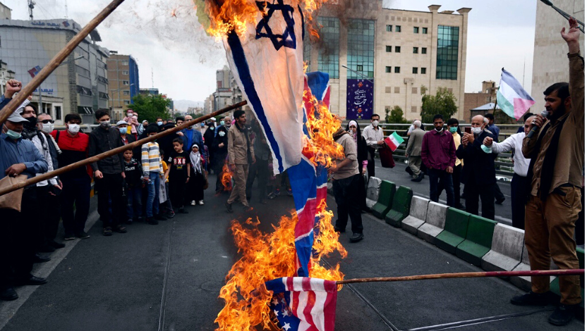2022年4月29日，在伊朗首都德黑蘭（Tehran）每年舉行親巴勒斯坦聖城日或耶路撒冷日集會期間，示威者會焚燒以色列、英國和美國國旗。（圖片來源：美聯社/ Vahid Salemi）