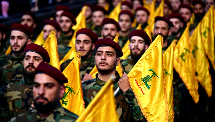 2023年4月14日，在黎巴嫩舉行的耶路撒冷日集會期間，真主黨戰士舉著他們團體的旗幟遊行。（照片來源：AP Photo/Hussein Malla）