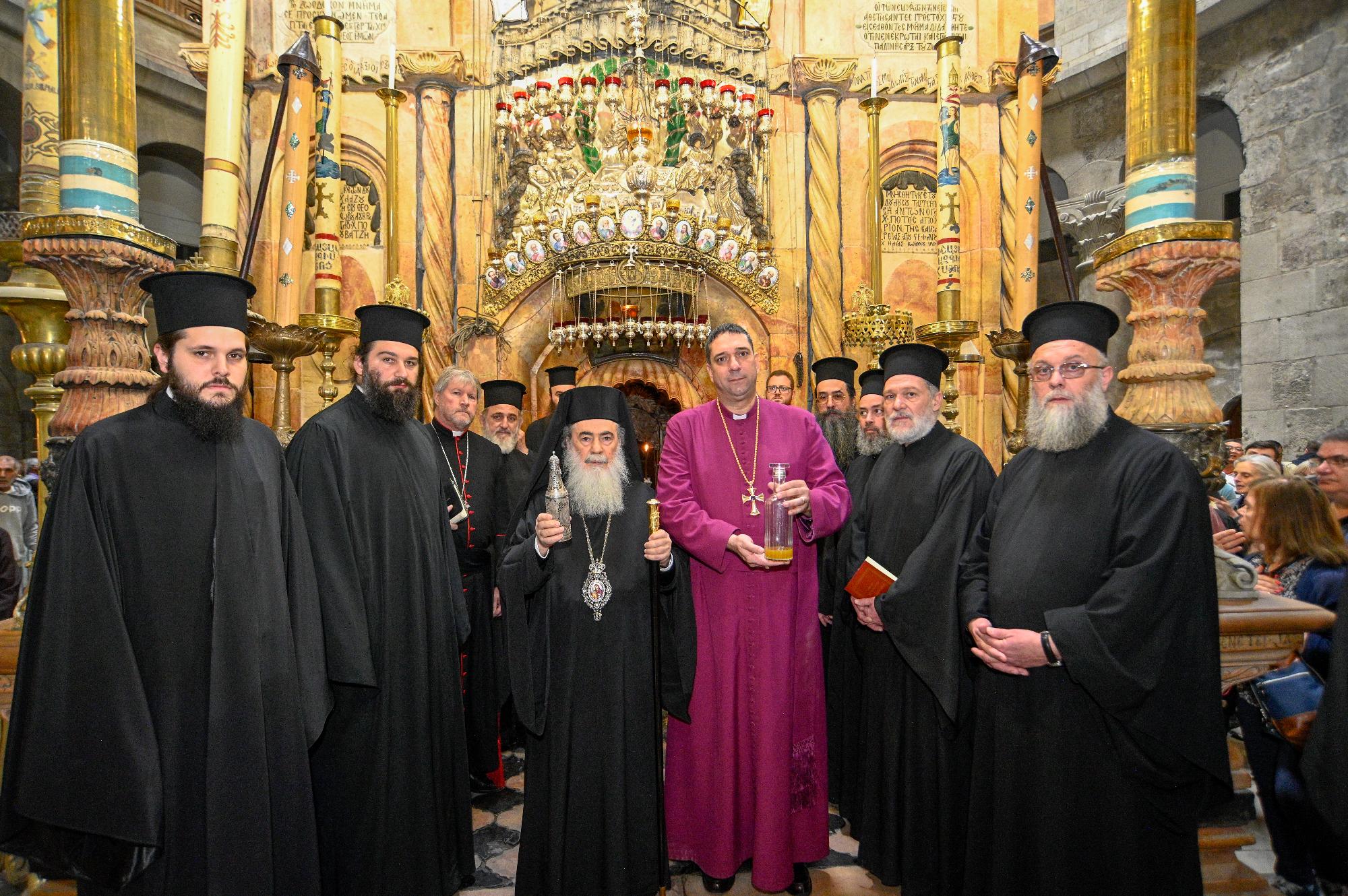 聖油由耶路撒冷牧首和耶路撒冷聖公會大主教在聖墓教堂祝聖。（ photo creditdit：Patriarchate of Jerusalem, Buckingham Palace）