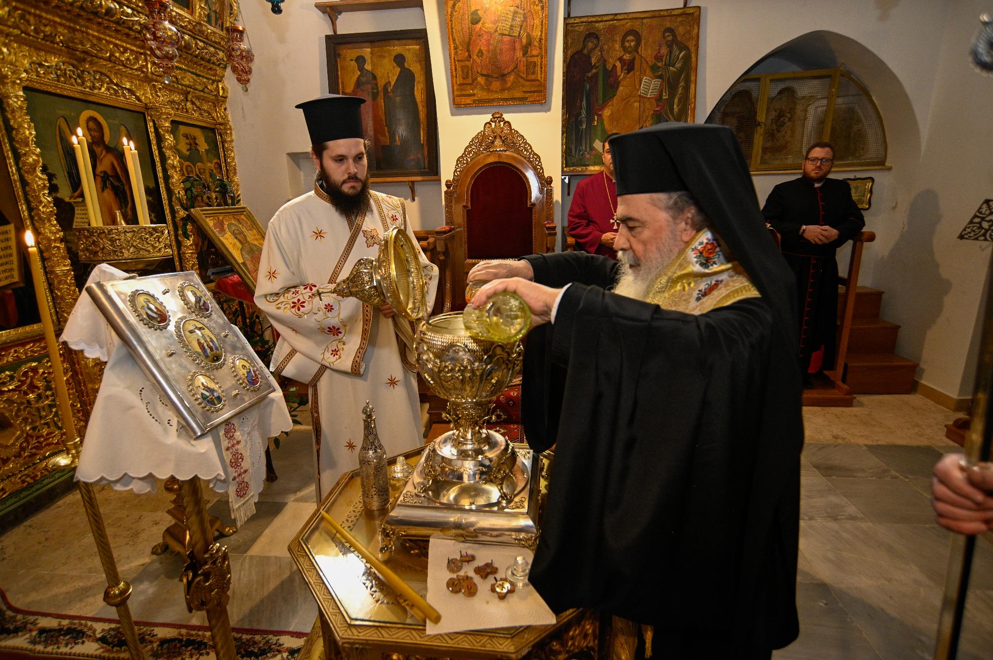 來自橄欖山的油被混合製成聖油，3日在耶路撒冷聖墓教堂舉行聖油見證儀式。（ photo creditdit：Patriarchate of Jerusalem, Buckingham Palace）