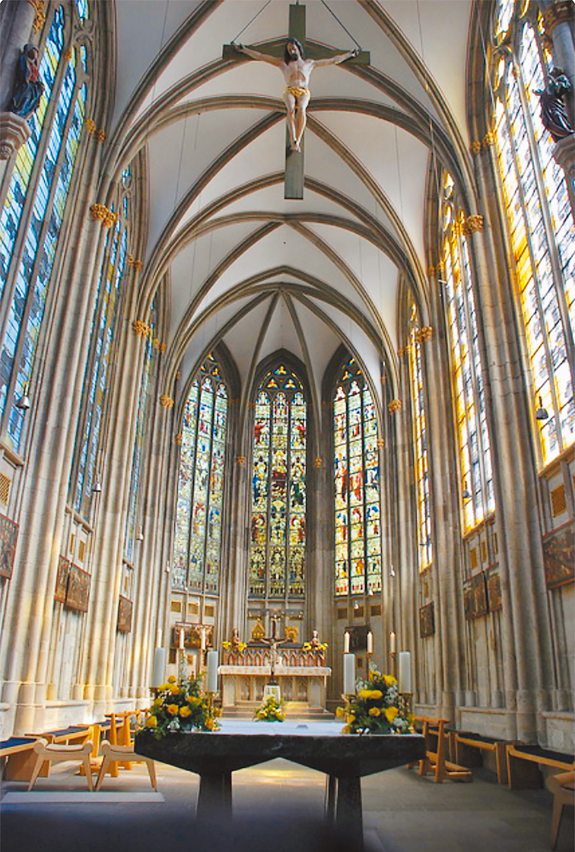 科隆大教堂內的哥德式拱廊。