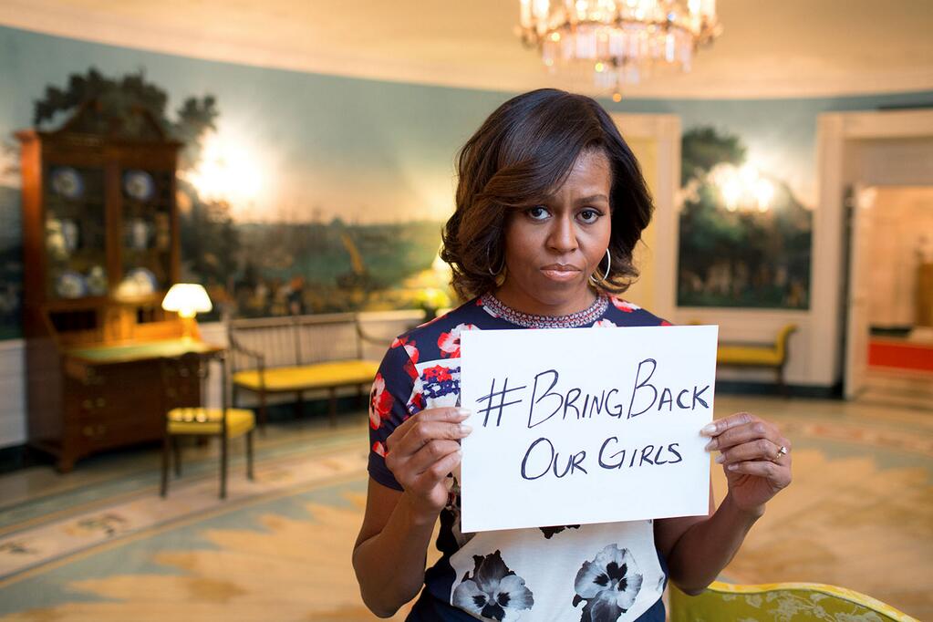 美國前第一夫人蜜雪兒．歐巴馬手持「把我們的女孩帶回來」標語聲援受害女學生。這張照片於2014年5月，被她上傳到自己的推特帳號。（圖／Wikimedia)