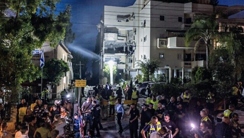 2023年5月11日，在雷霍沃特（Rehovot），警察和救援人員在一棟被從加薩地帶發射的火箭彈擊中的建築物附近。（照片來源：Yossi Aloni/Flash90）