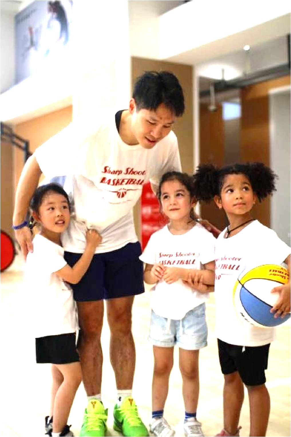 洪其新在海外神射手籃球營，教來自不同國家的孩子打球。（洪其新提供）