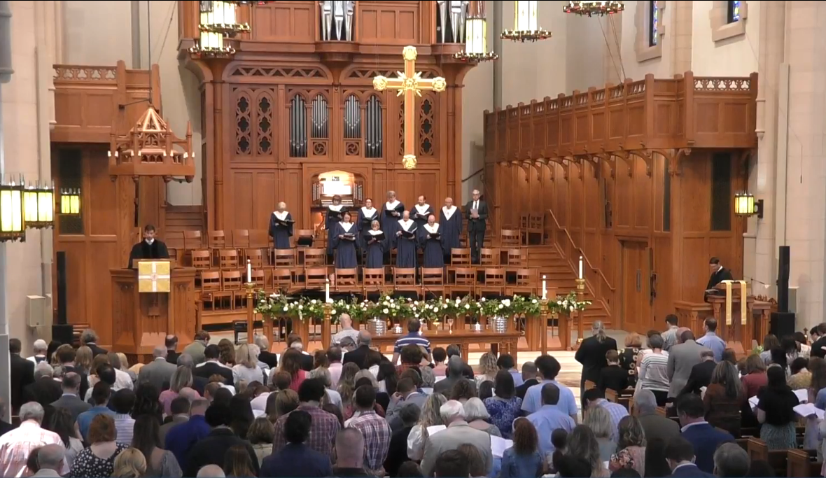 學會帶著悲傷生活！」美牧師在9歲女兒死於校園槍擊案後首次講道感恩家人從未感到孤單