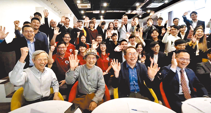 蔡仁松老師（前排左一）與後方創業課程的學生們合影。（受訪者提供）