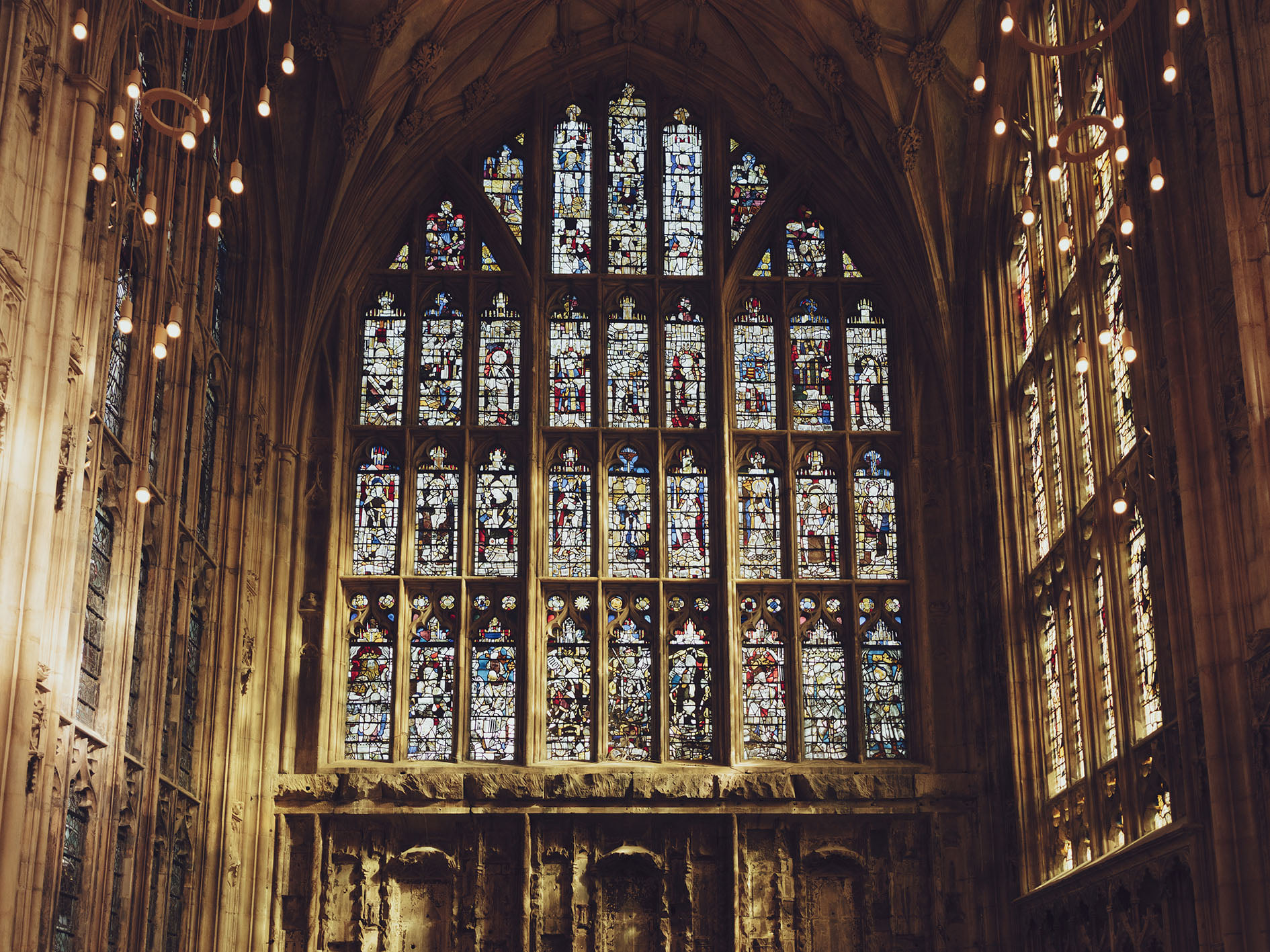 美麗的玻璃窗描繪基督教歷史。（圖／FB@Gloucester Cathedral）