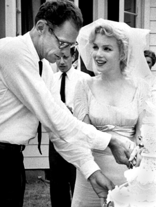 夢露與劇作家亞瑟．米勒於1956年6月29日舉行婚禮。（圖／Wikimedia）