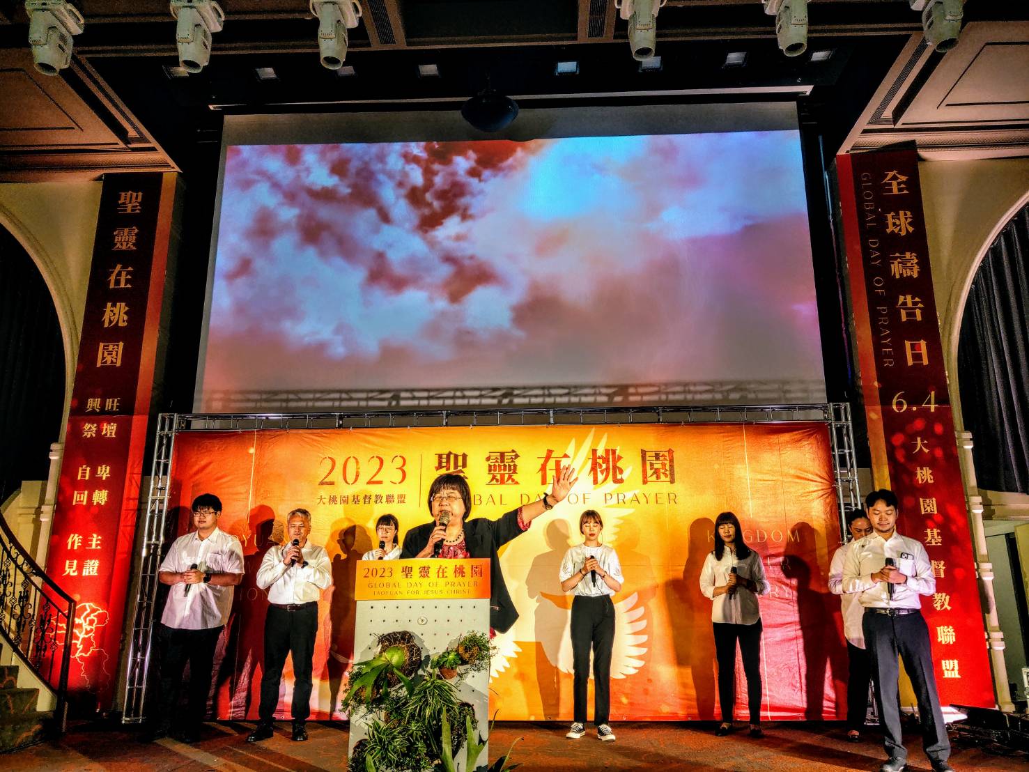 桃基盟主席韓慧蕙牧師帶領眾人齊唱「從這代到那代」