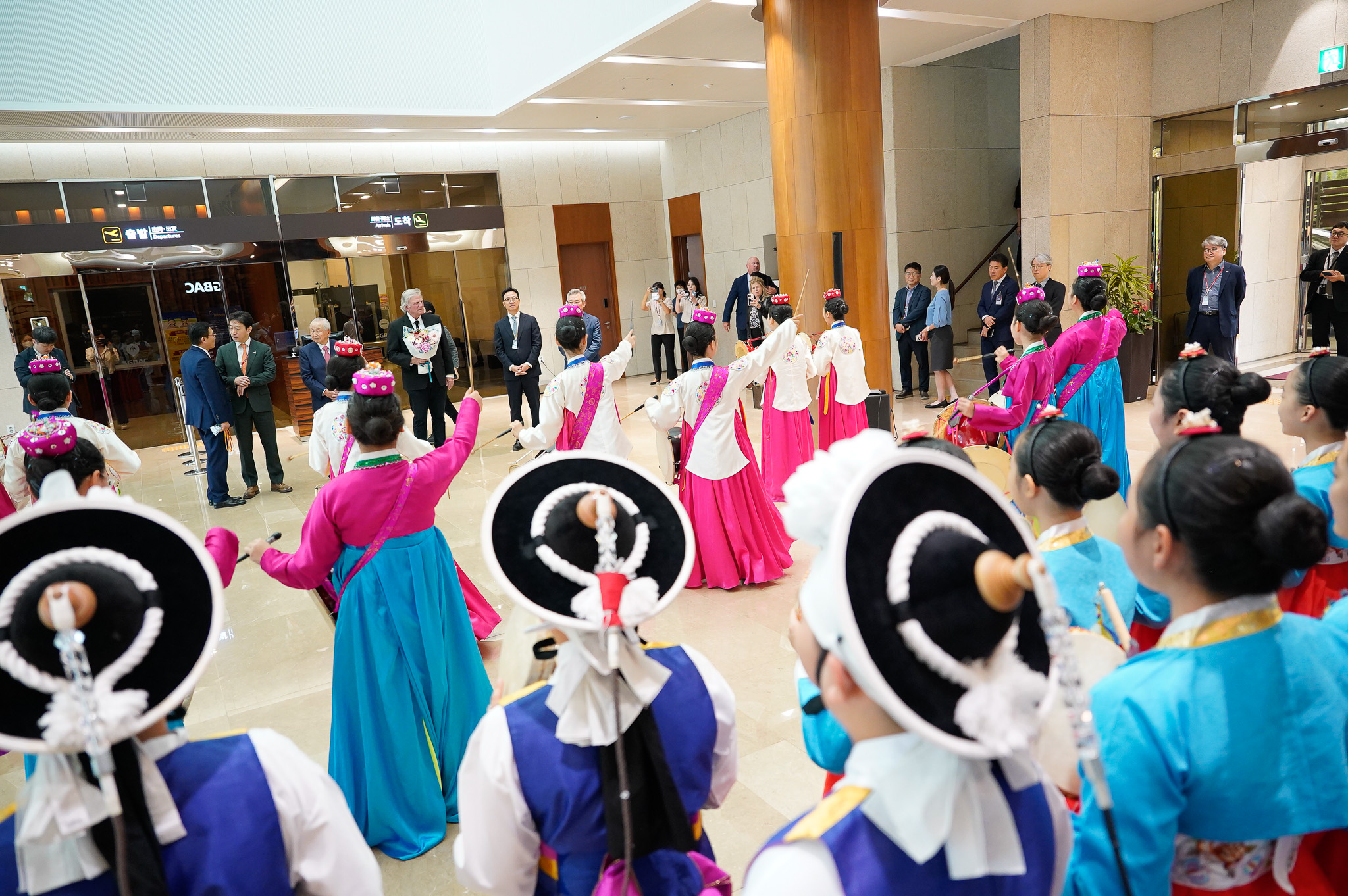 韓國教會界在機場以韓國傳統舞蹈歡迎葛福臨牧師。（圖／翻攝自Twitter@FranklinGraham）