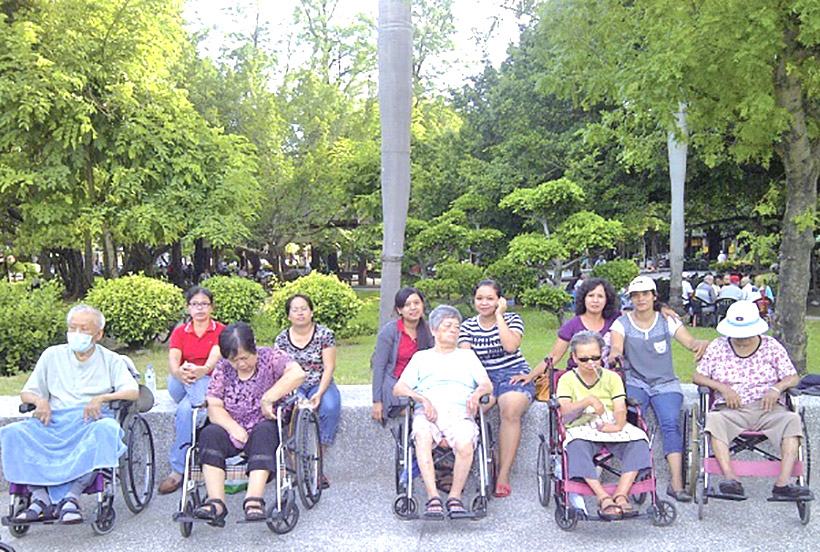 ▲ 當印尼看護妹妹推著臺灣阿公阿嬤來到公園中，便是蔡維信與同工團隊配對關懷之時。