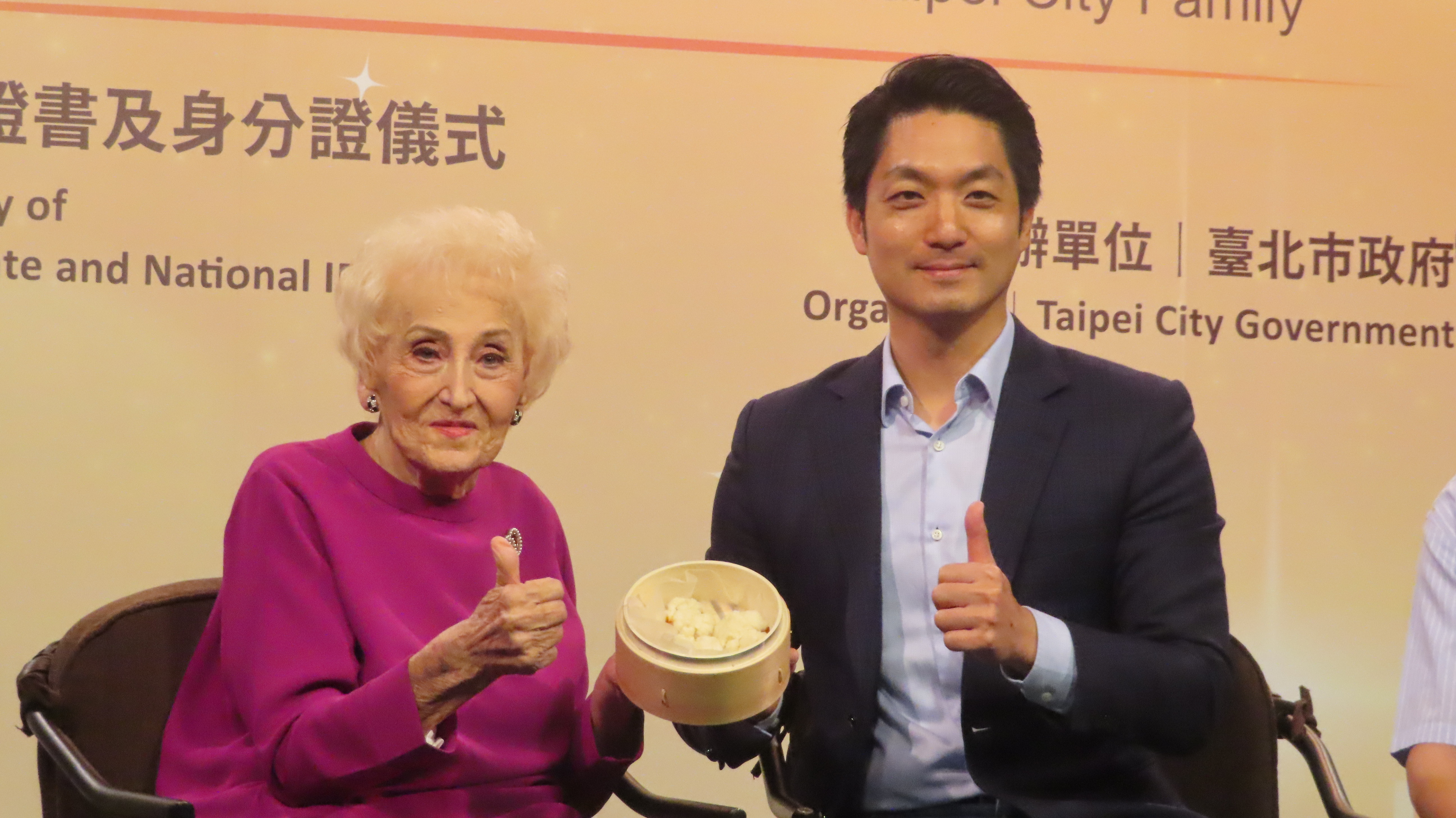 蔣萬安市長贈送彭老師其最愛的美食小籠包。（梁敬彥攝影）