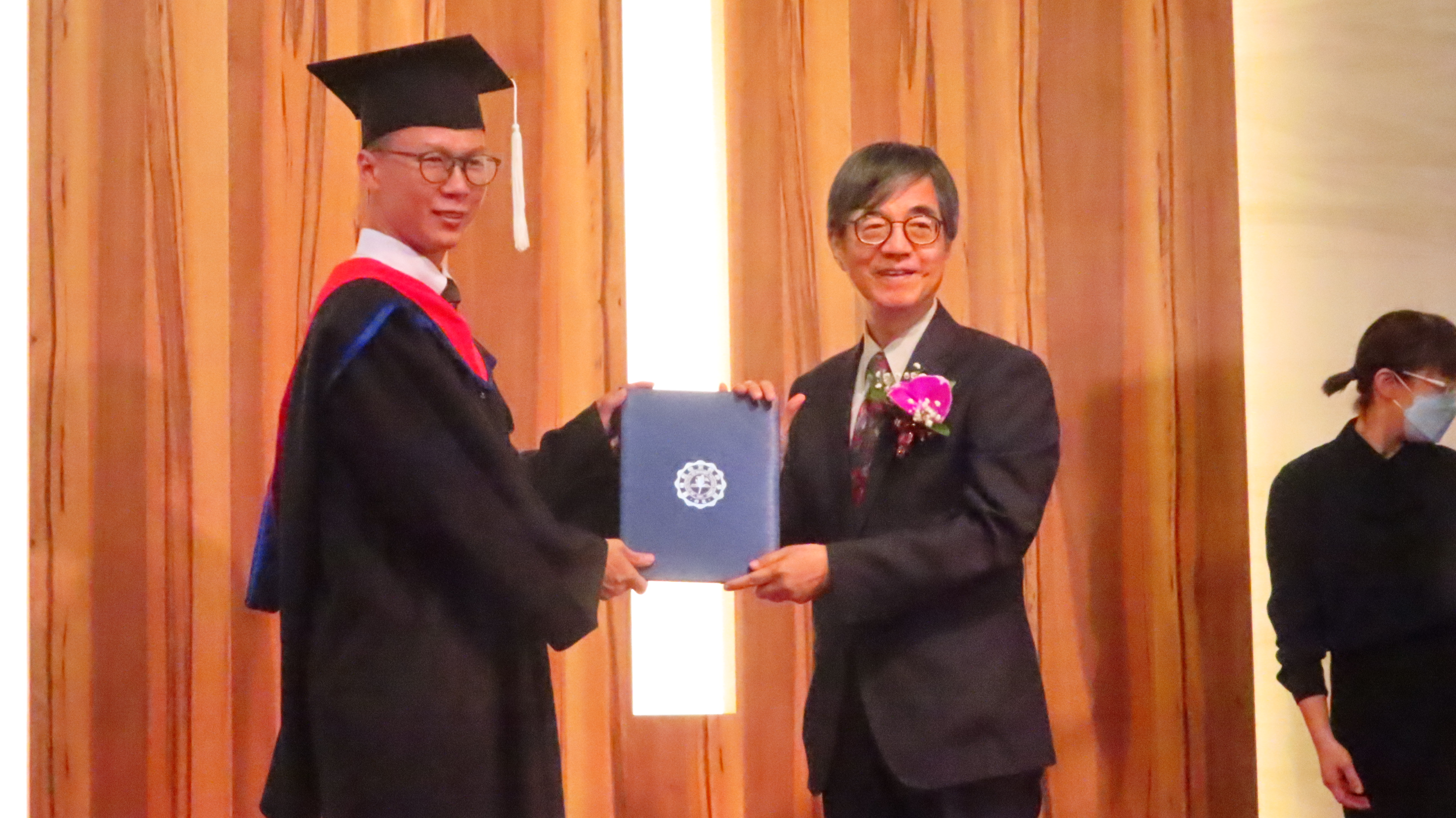 謝宏忠院長頒發畢業證書給畢業生致詞代表劉必旭。（梁敬彥攝影）