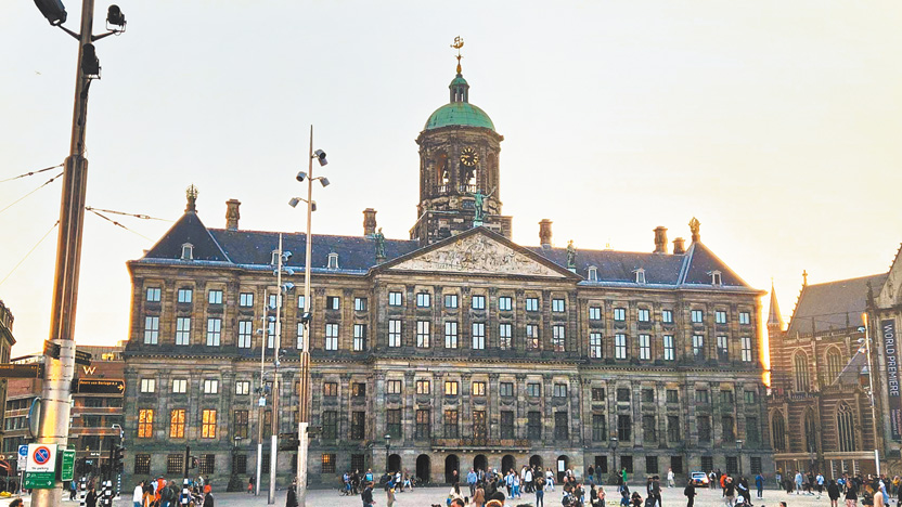 王宮坐落在阿姆斯特丹歷史發祥地水壩廣場。（作者攝影）