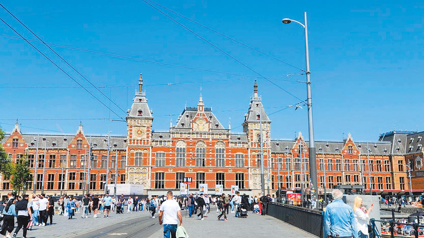 阿姆斯特丹中央車站全景。（作者攝影）