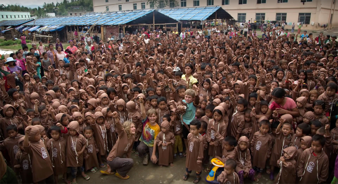 三名子女帶領難民營孩子唱歌。（圖／翻攝自IG@ Free Burma Rangers）