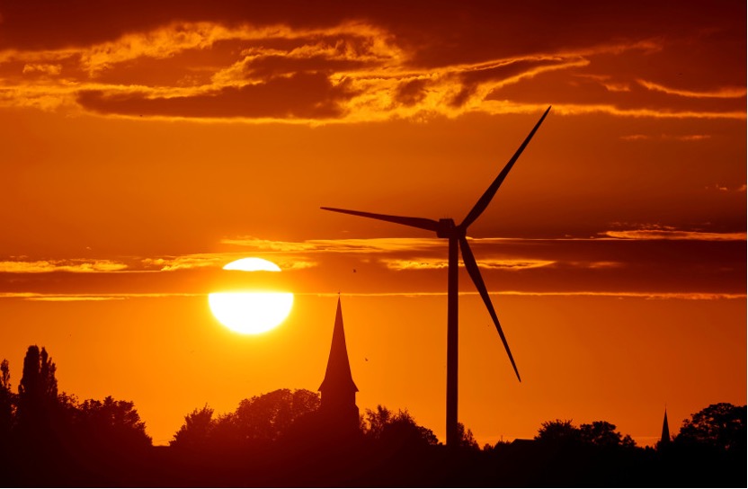 法國艾庫斯特聖邁恩的再生能源公園，日落時分的一台發電風車渦輪機（照片來源：PASCAL ROSSIGNOL/路透社）