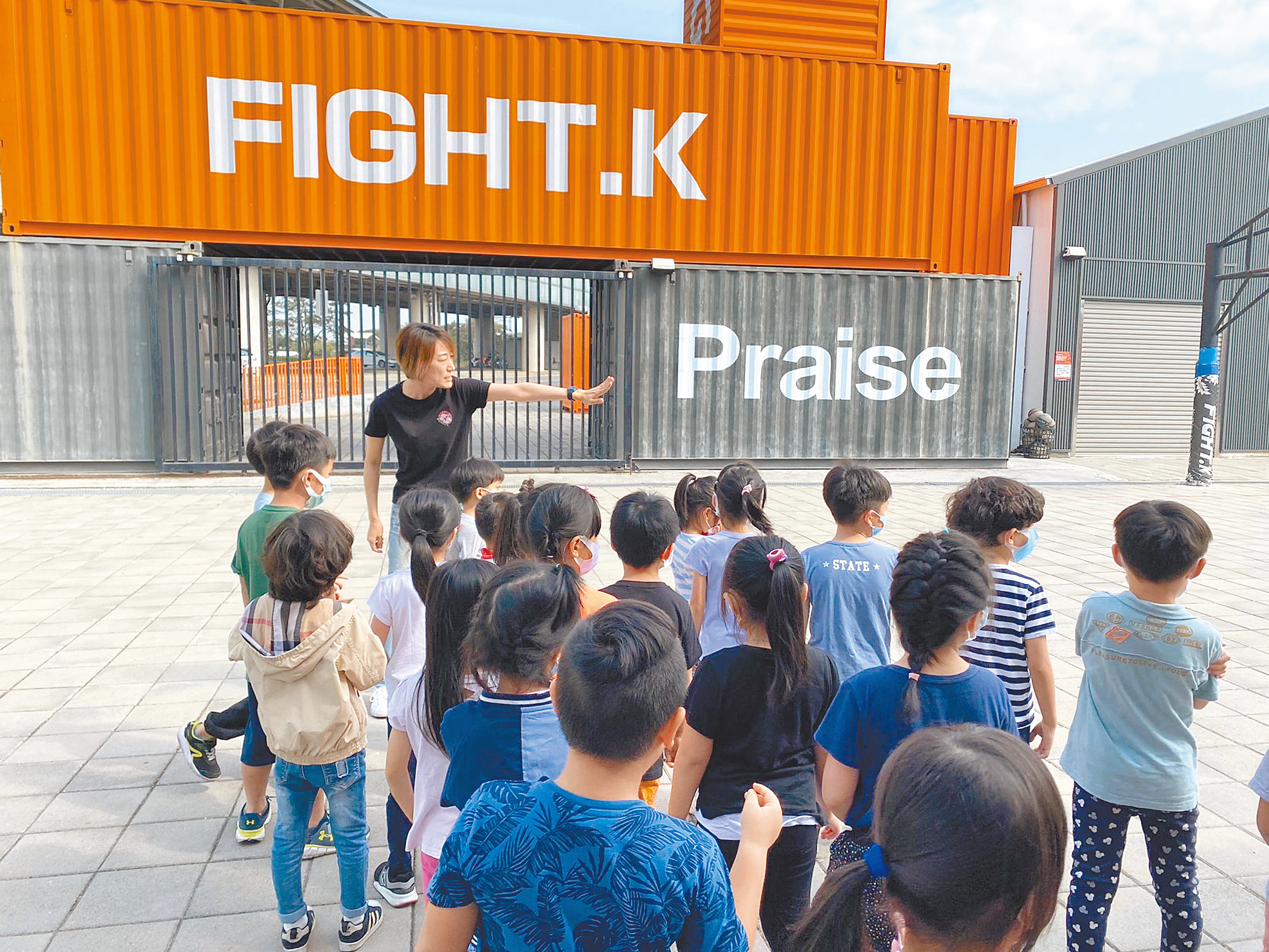 梁蓓禎帶領孩子到校外踏查。（圖／翻攝自FIGHT.K國際心教育臉書）
