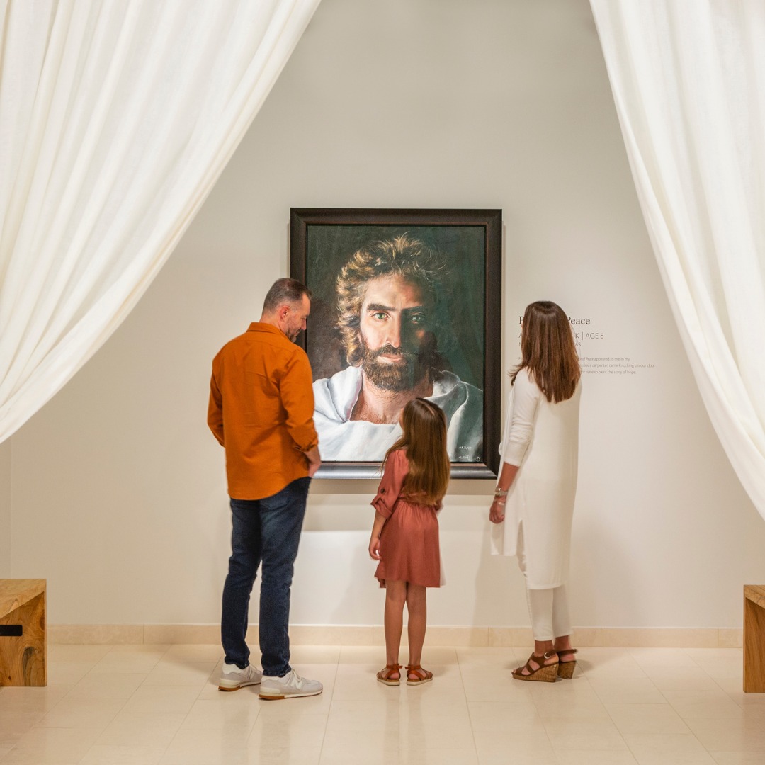 畫廊中展示的耶穌肖像畫〈和平的君〉（圖／翻攝自FB@Akiane Kramarik）