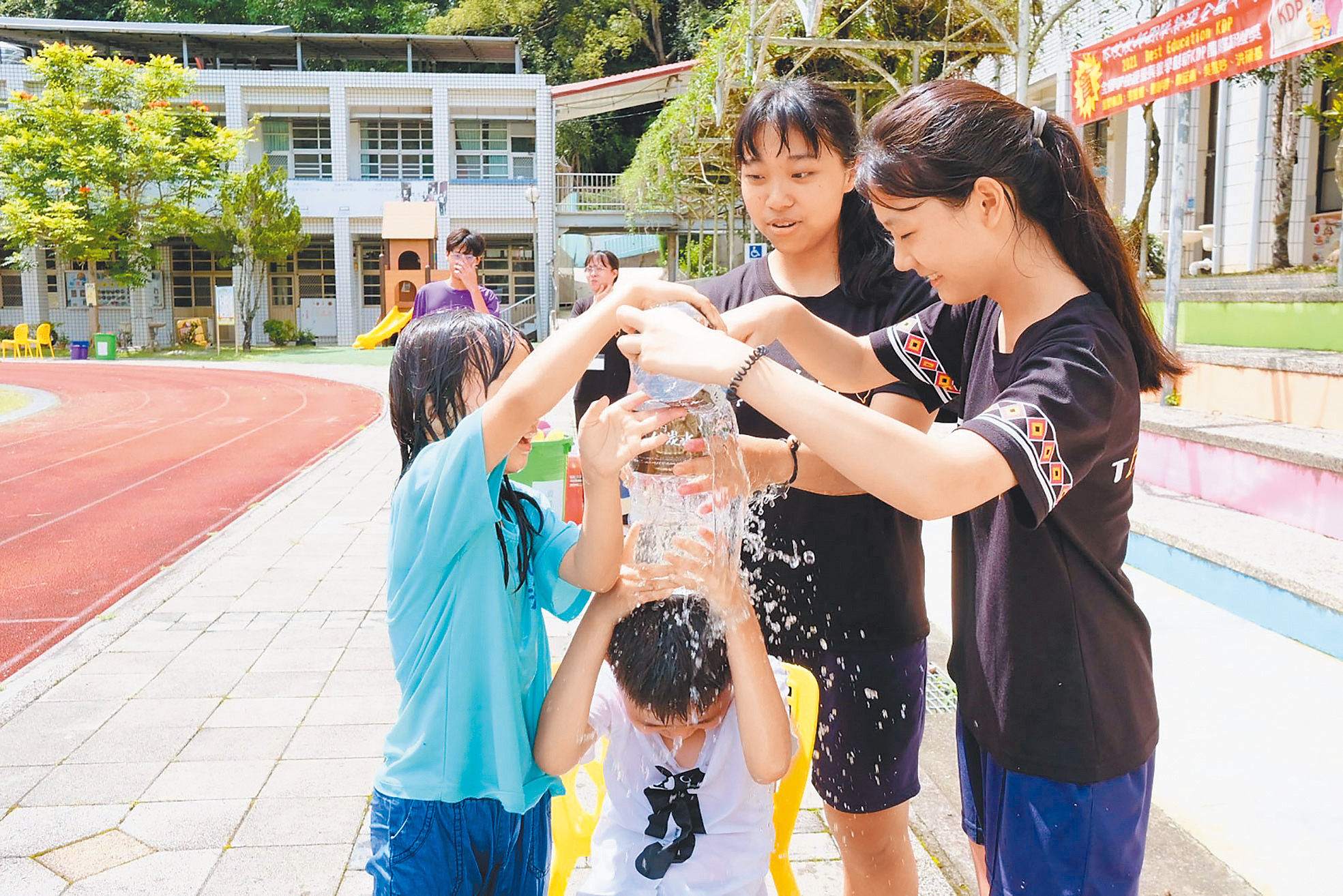 孩子們開心的玩水。