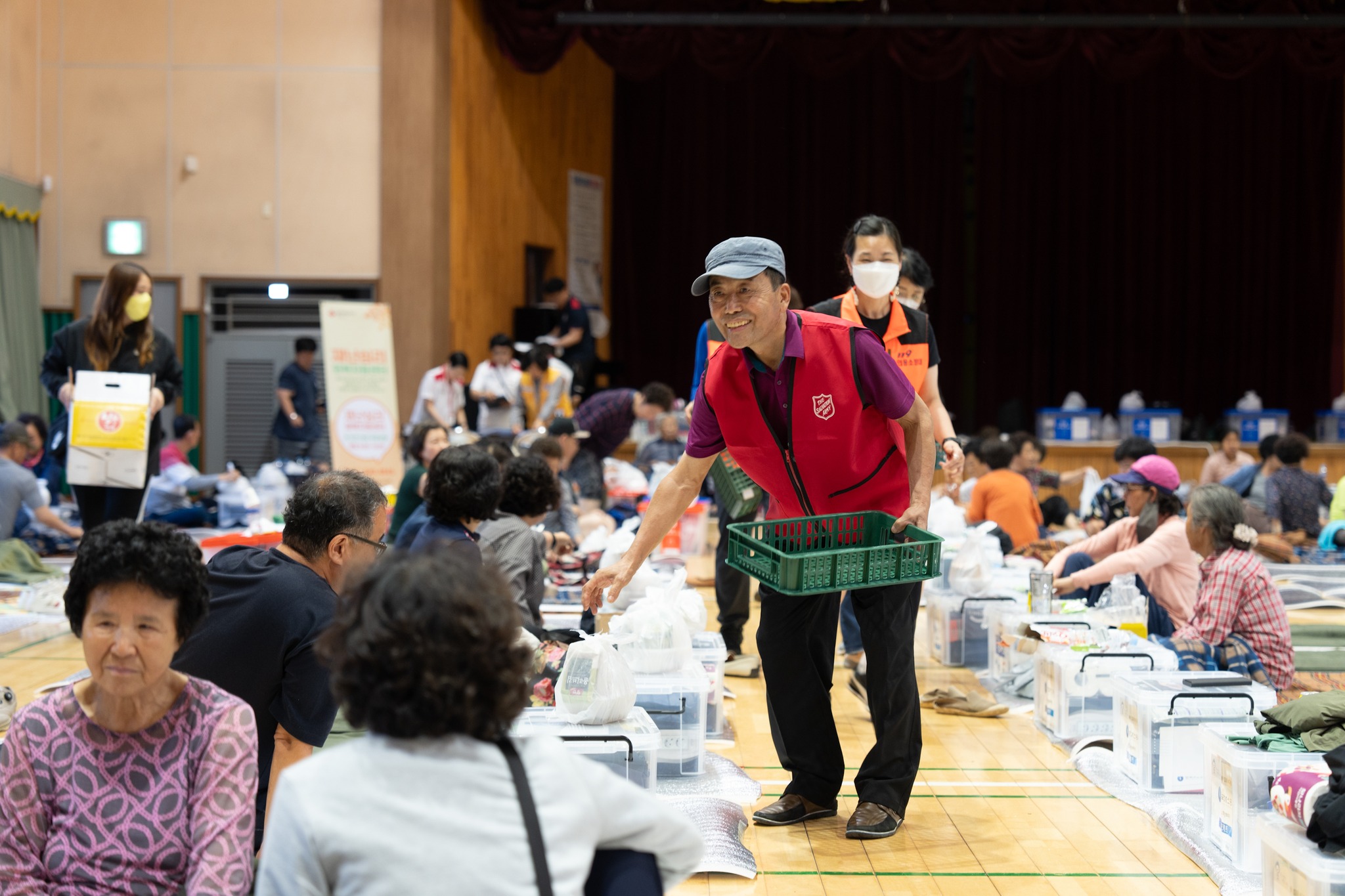 南韓救世軍志工在忠清南道論山市災區收容中心服事當地災民。（圖／翻攝自FB@TheSalvationArmyKOREA）