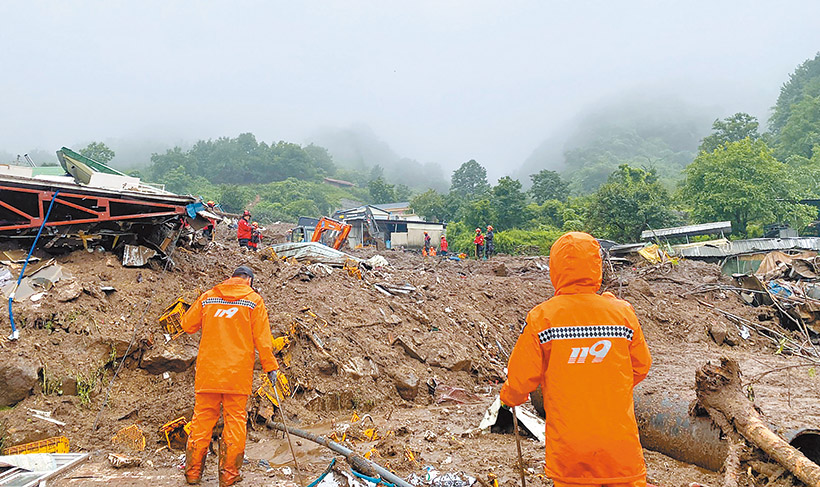 韓國暴雨夾帶土石流，許多住家被掩埋，圖為消防人員到受災住戶勘查。（圖／翻攝自韓國消防局臉書）