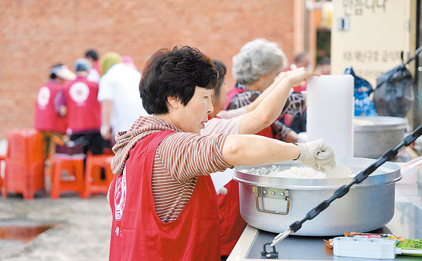 救世軍志工到忠清南道論山市救難中心為災民準備伙食。（圖／翻攝自FB@TheSalvationArmyKOREA）