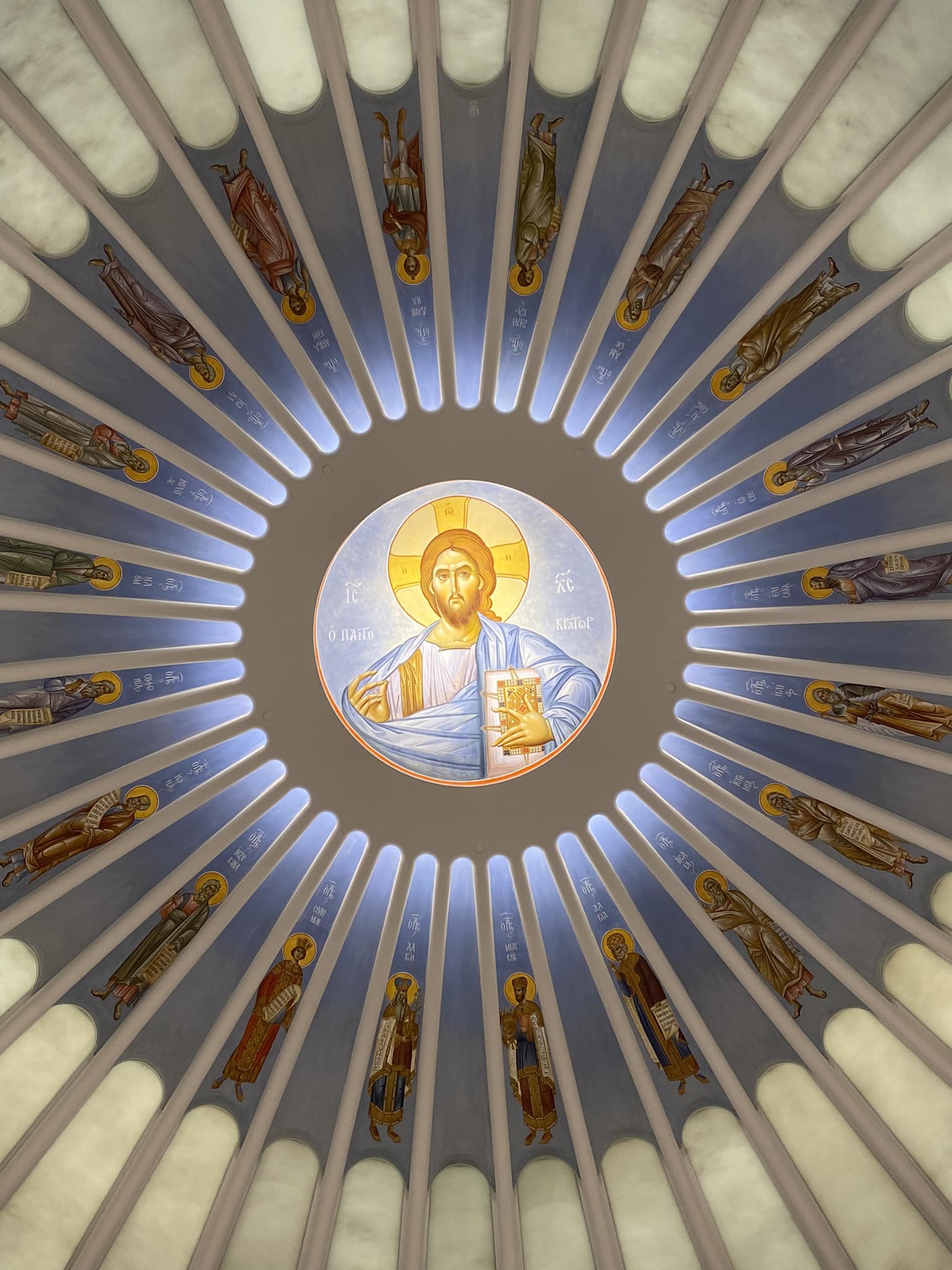 圓頂上描繪了20位先知，他們的圖像在「肋骨」支架之間交替出現。（圖／翻攝自FB@St. Nicholas Greek Orthodox Church&National Shrine）