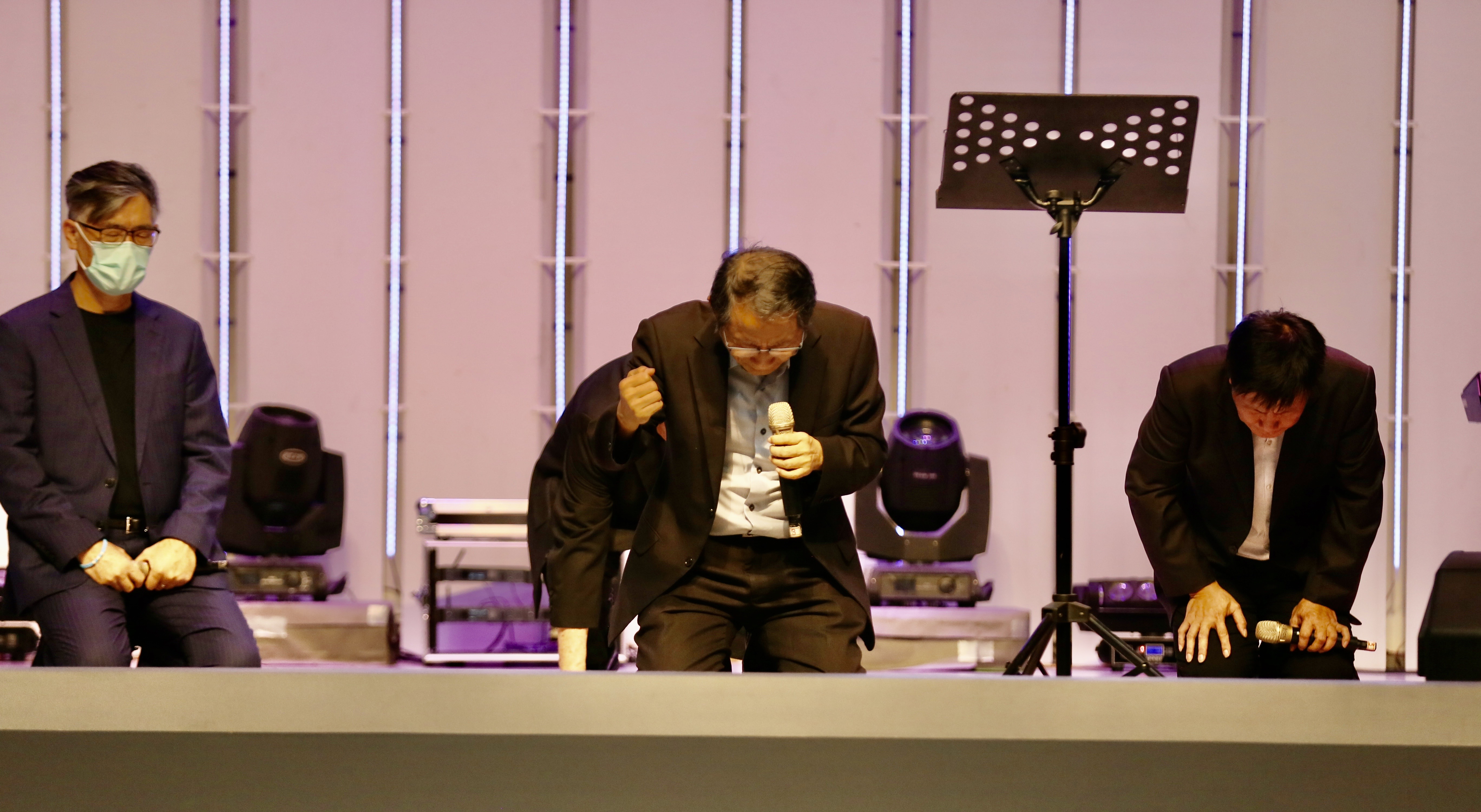 台中的牧者跪帝禱告。(圖/東海靈糧堂提供)