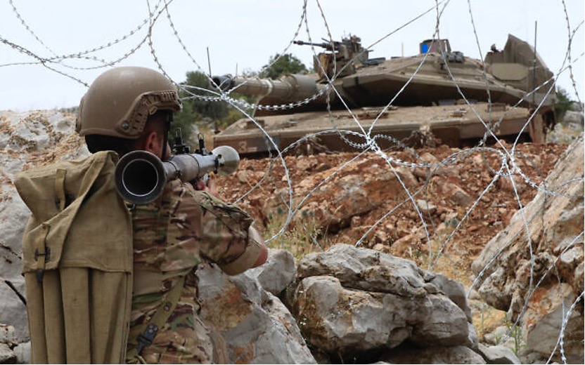 2023年6月9日星期五，黎巴嫩南部邊境有爭議性的卡法爾喬巴（Kfar Chouba）山上，一名黎巴嫩士兵將一枚火箭筒指向一輛以色列坦克。（照片來源：AP/Mohammad Zaatari）
