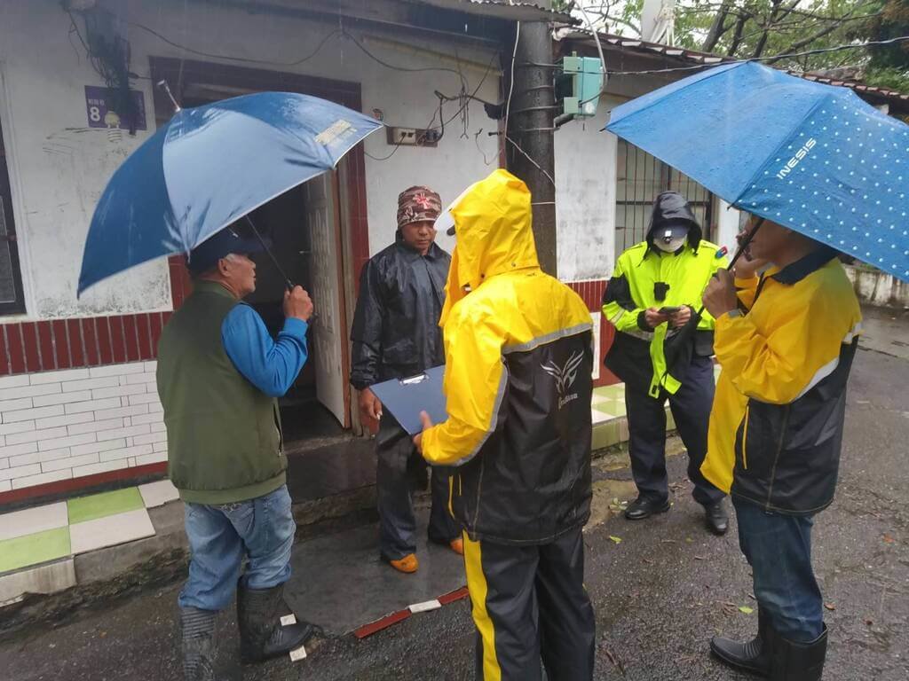 員警與村長協同治山區呼籲民眾撤離。（圖／三地門鄉公所提供）