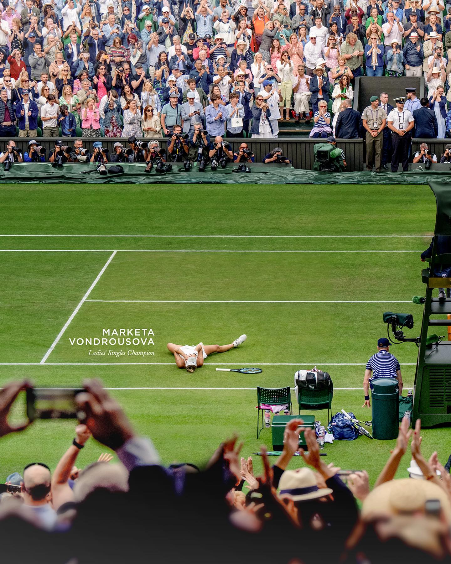 捷克女將萬卓索娃（Marketa Vondrousova）在成為溫網史上首位以非種子身分封后的女單冠軍後，激動地躺在地上掩面哭泣。