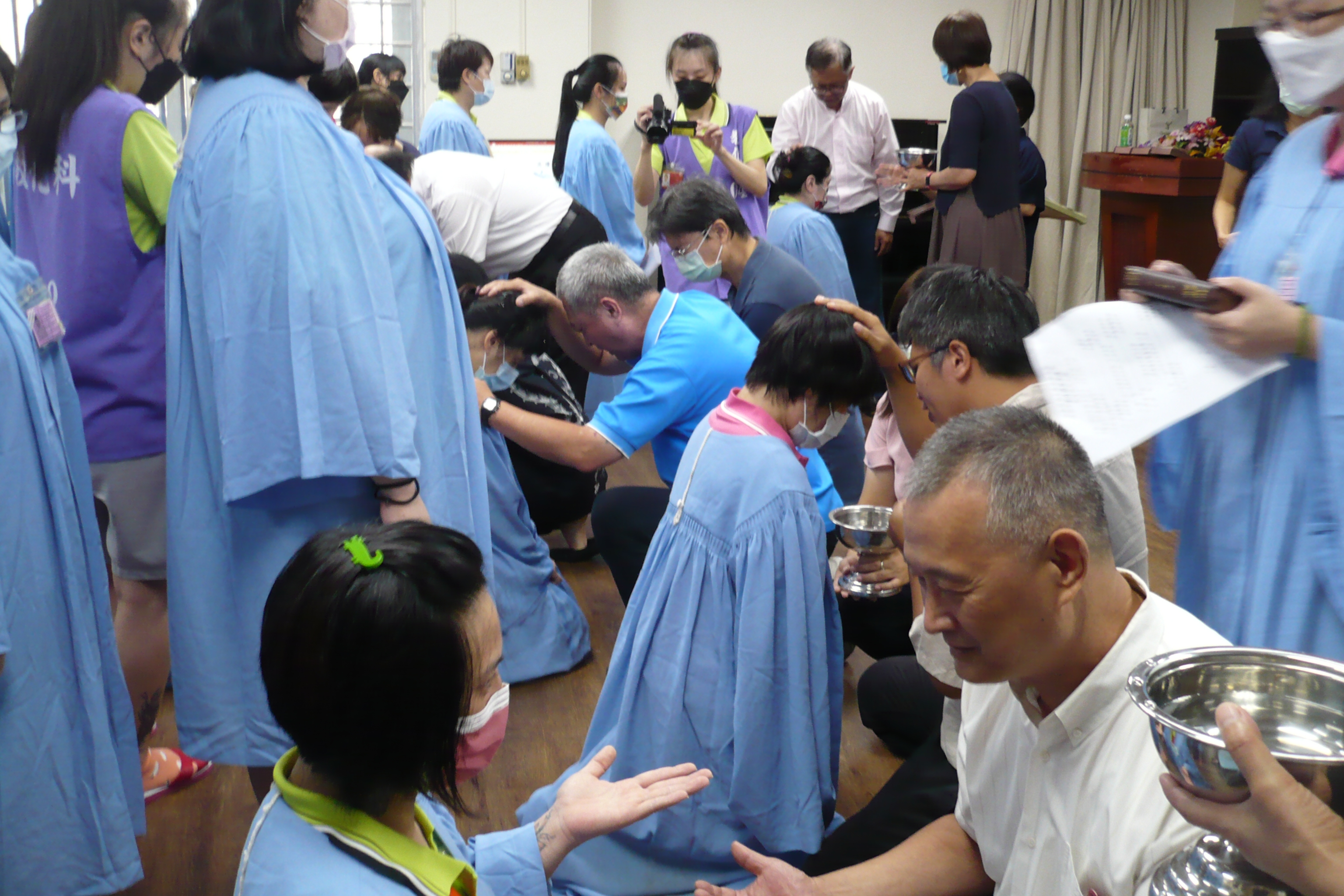 多位牧者為同學洗禮。