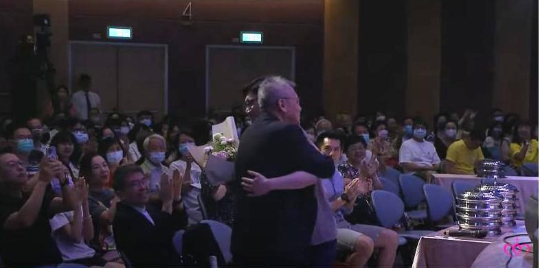 蘇哲明牧師與兒子蘇昱真情擁抱。（翻攝自直播畫面）