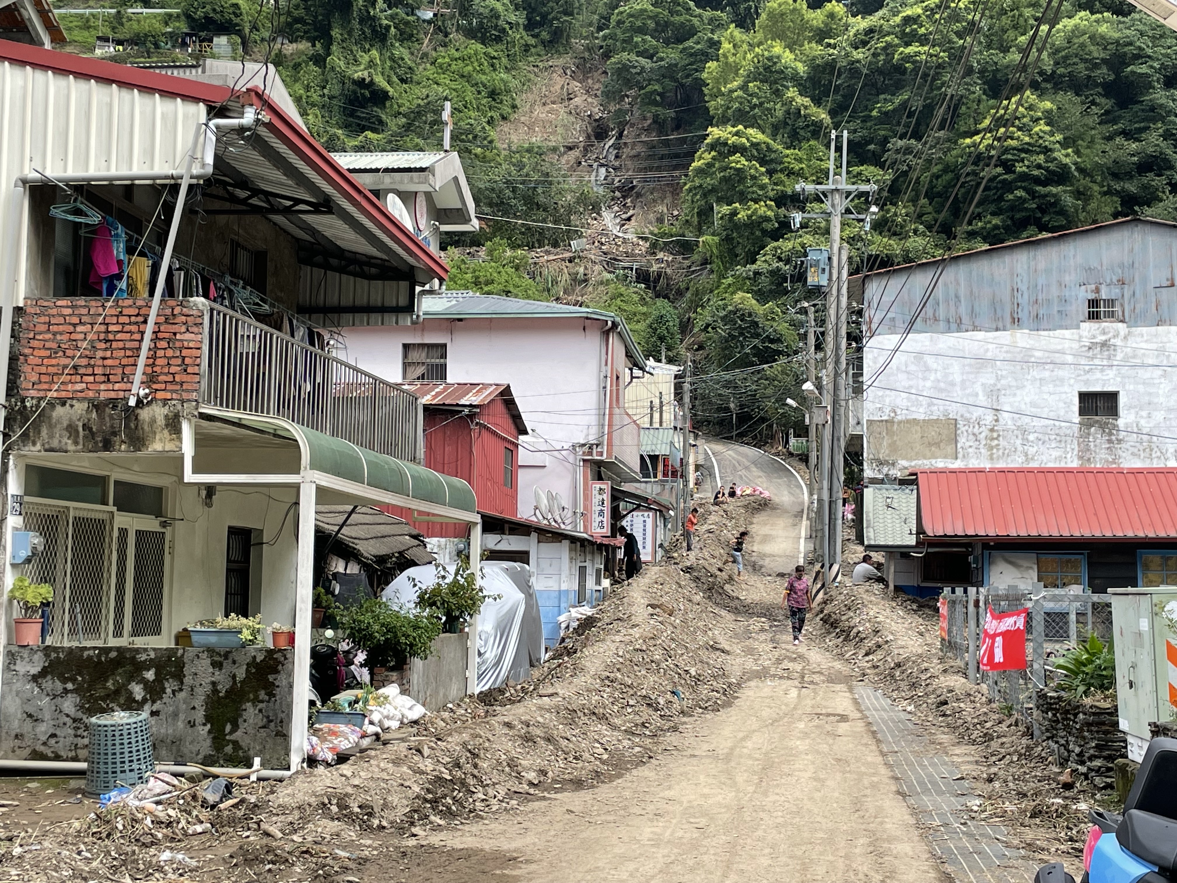 道路堆滿土石流。(圖/李容珍攝影)