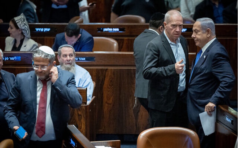2023年7月24日，以色列總理納坦雅胡（右）在議會對所謂合理性法案進行投票前不久與國防部長約阿夫．高蘭交談。（左）是伊塔馬爾．本—格維爾。（照片來源：Yonatan Sindel/Flash90）