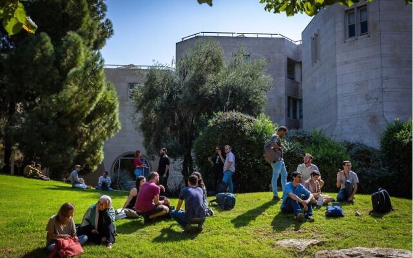 2022年10月23日開學第一天，希伯來大學斯科普斯山校區的學生。（照片來源：Olivier Fitoussi/Flash90）