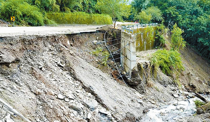 卡努颱風豪大雨造成南投山區路基坍塌。（南投縣政府提供）