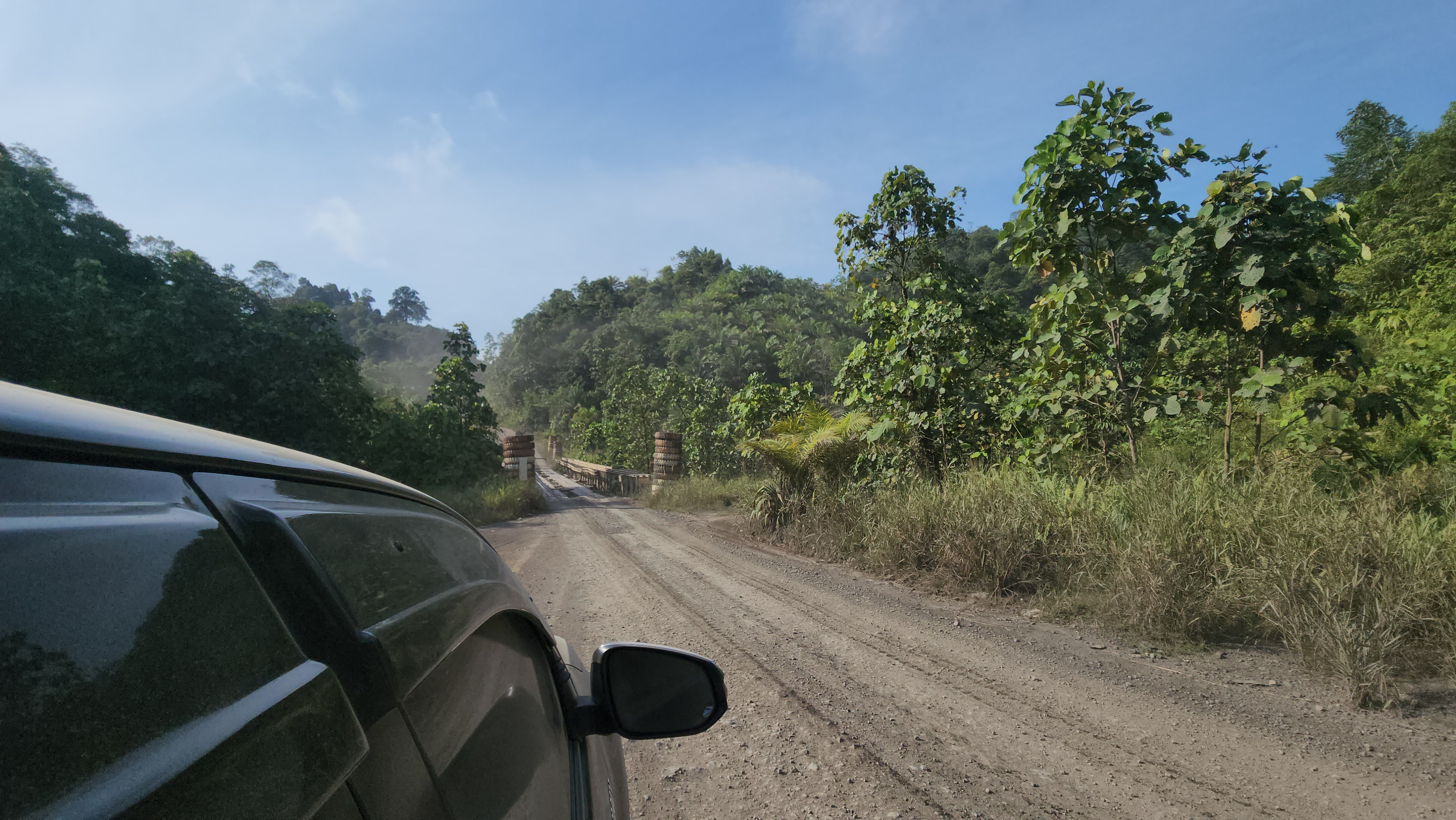 圖:東馬前往印尼邊境山區的崎嶇的路