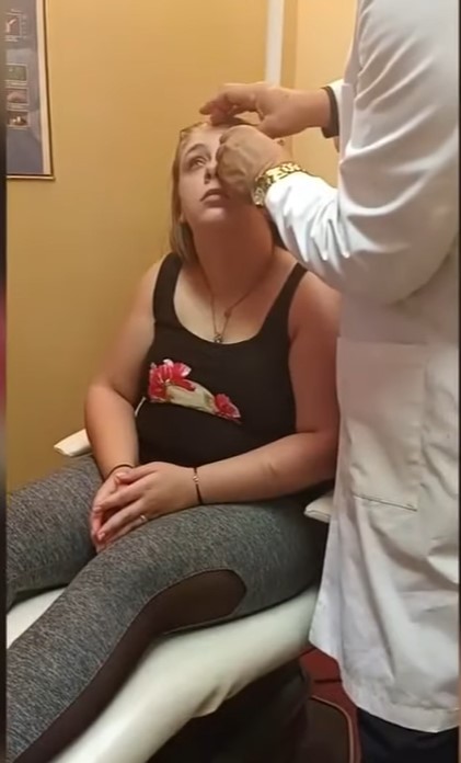 凱莉第一次裝上義眼。（YouTube@FOXCarolinaNews截圖）