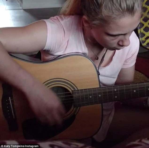 失明後的凱莉學彈吉他。（IG@Katy Tompkins）
