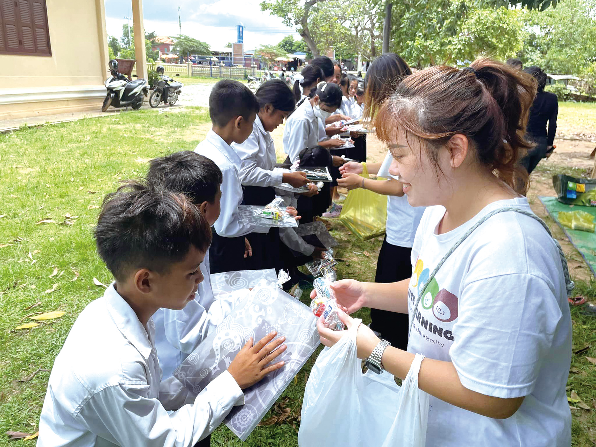 中原大學海外志工柬埔寨隊文具物資發放。