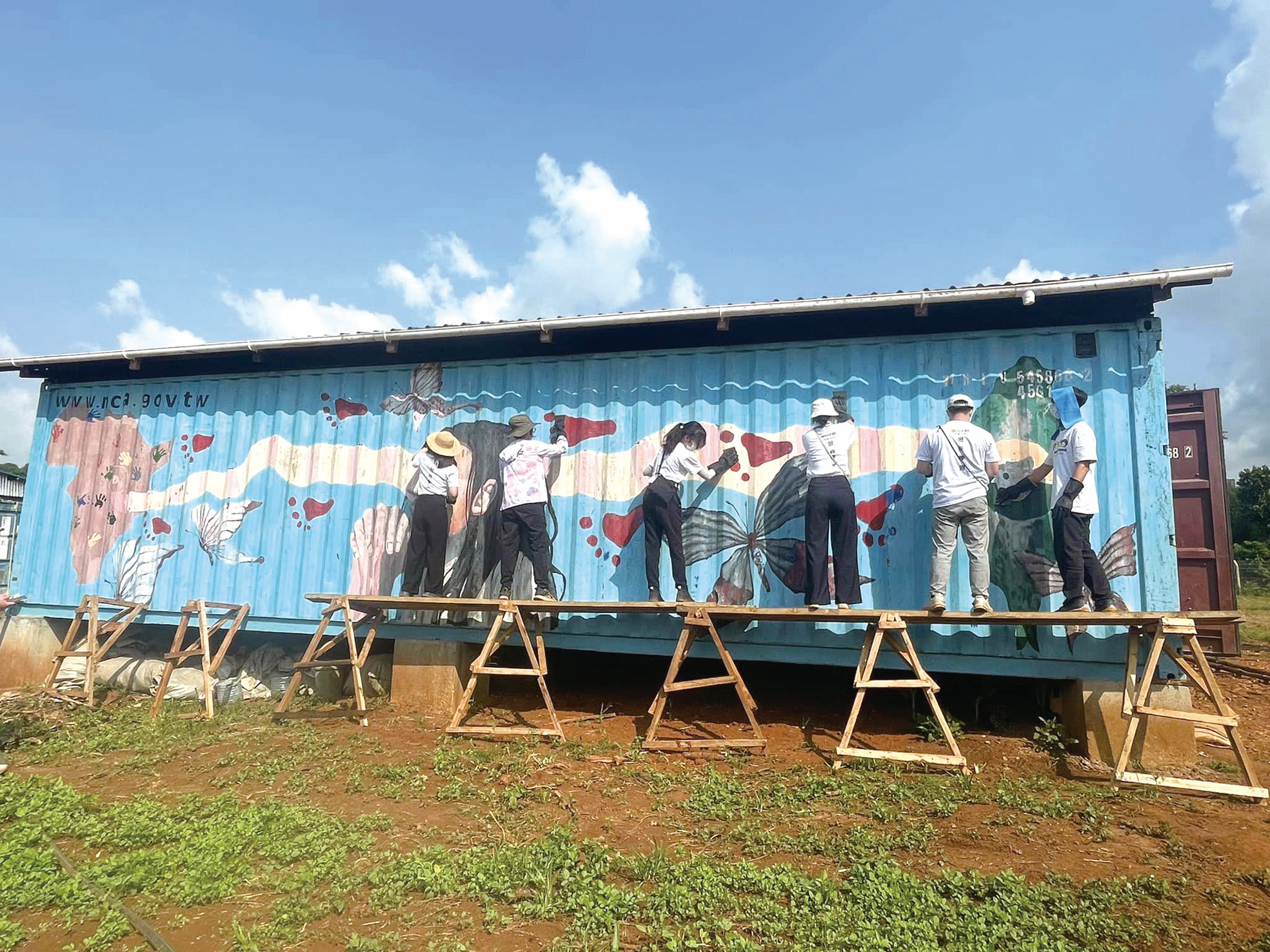 海外志工在烏干達漆貨櫃屋。