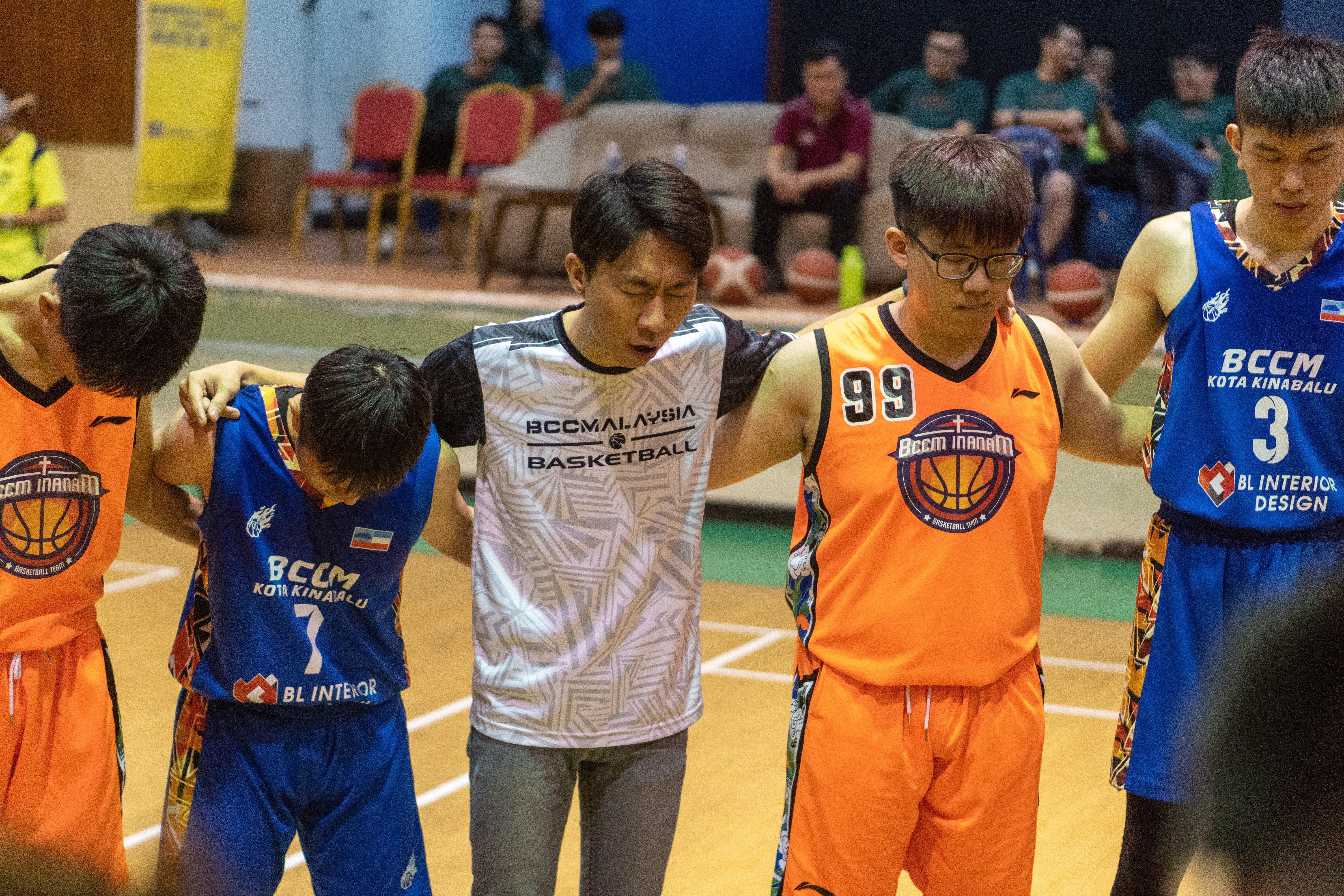 張俊賢（中）带领青年参与教会篮球事工。